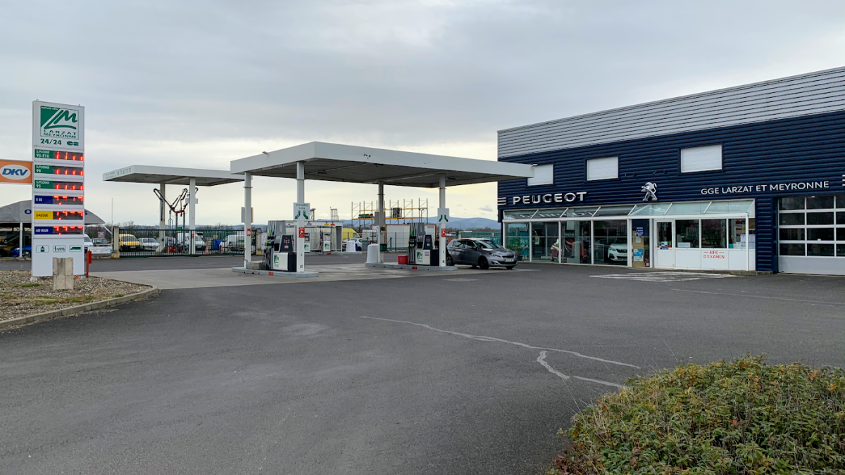 LARZAT ET MEYRONNE - Station-Service/Livraisons Carburants&AdBlue/Granulés Bois/Station Lavage/Gaz
