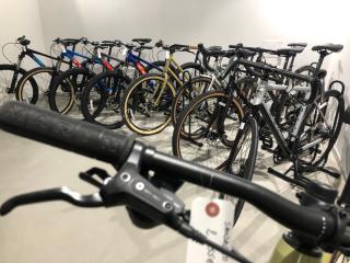 Garage L'atelier vélo 84 - Magasin, réparation, location de cycles classiques et électriques Luberon Vaucluse 0